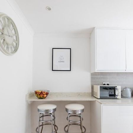 Gorgeous Modern Apartment Near Redhill Station Inc Private Garden & Parking Exteriér fotografie