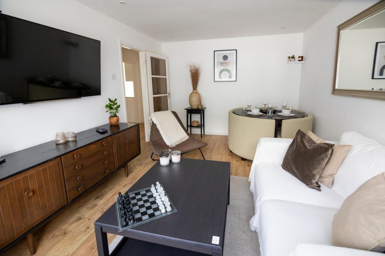 Gorgeous Modern Apartment Near Redhill Station Inc Private Garden & Parking Exteriér fotografie