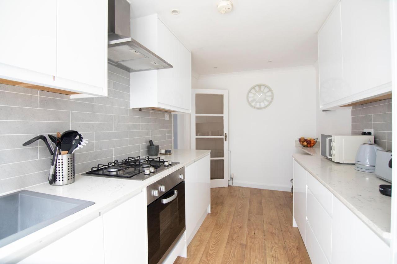 Gorgeous Modern Apartment Near Redhill Station Inc Private Garden & Parking Exteriér fotografie