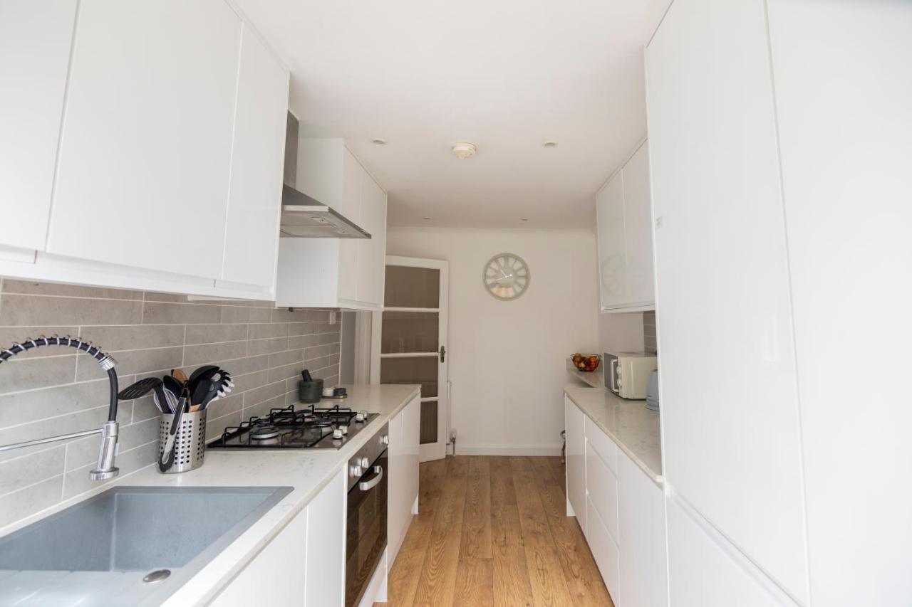 Gorgeous Modern Apartment Near Redhill Station Inc Private Garden & Parking Exteriér fotografie