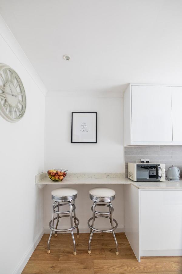 Gorgeous Modern Apartment Near Redhill Station Inc Private Garden & Parking Exteriér fotografie