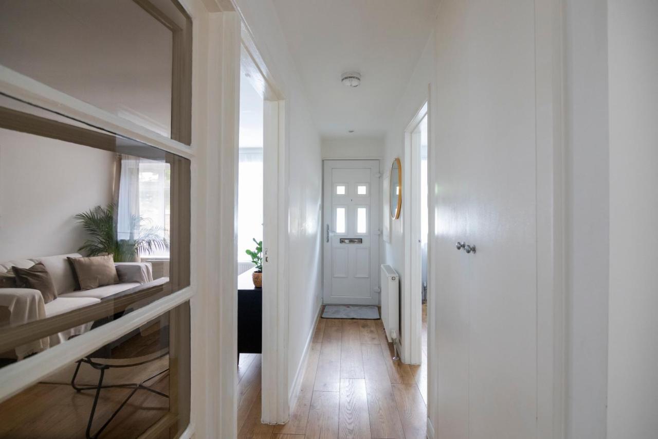 Gorgeous Modern Apartment Near Redhill Station Inc Private Garden & Parking Exteriér fotografie